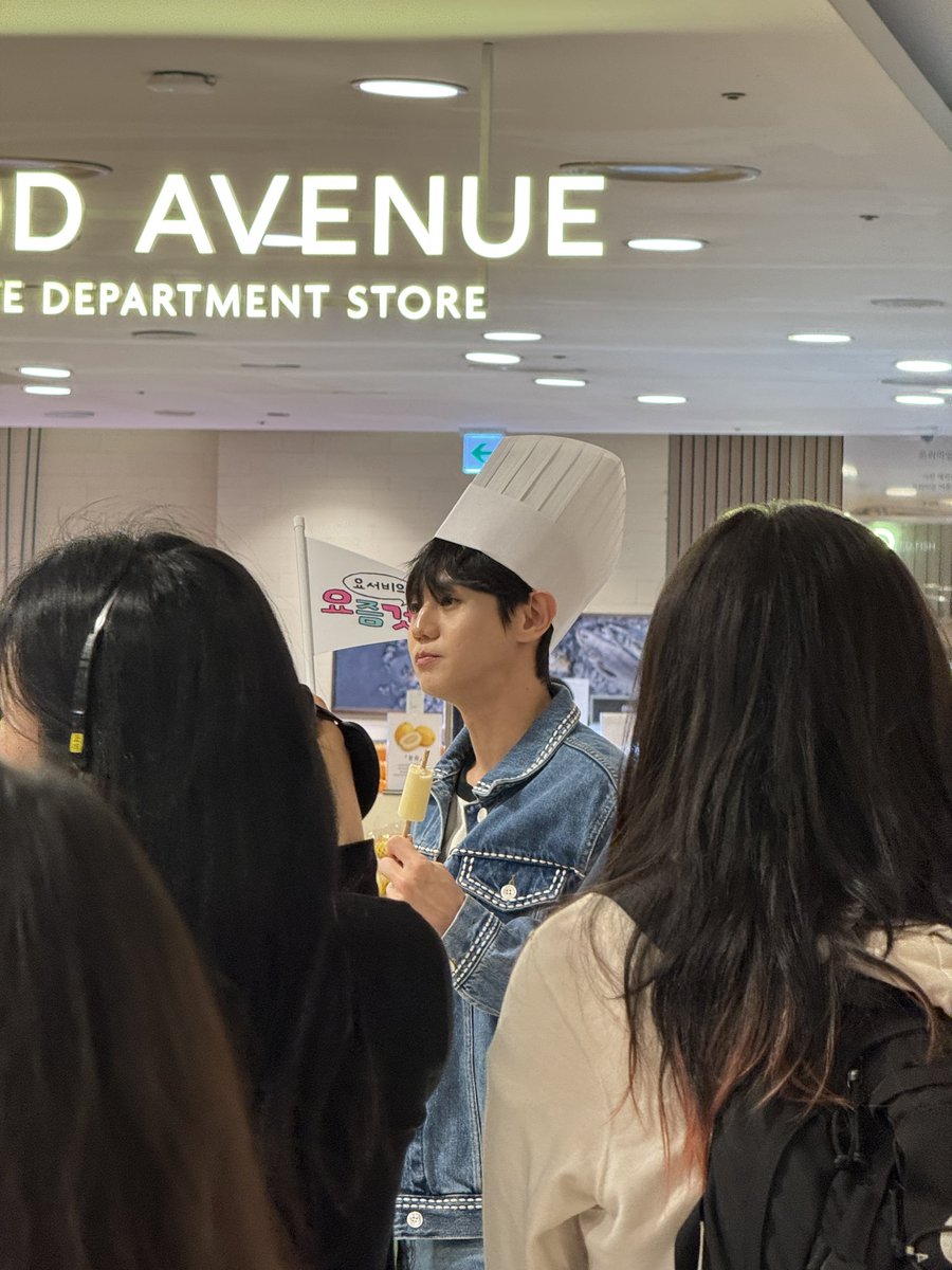 uzzu_ng's tweet image. 대전 롯백ㅅㅅㄷ에서 요즘것들 촬영중이라네요🥹 친구가 실시간 요서비 보내줬어요😭
대전에 시구하러 간 김에 야무지게 촬영하는 요서비 오늘 시구 파이팅!!!💛💛💛

#하이라이트 #HIGHLIGHT
#비스트 #BEAST
#양요섭 #YANGYOSEOP