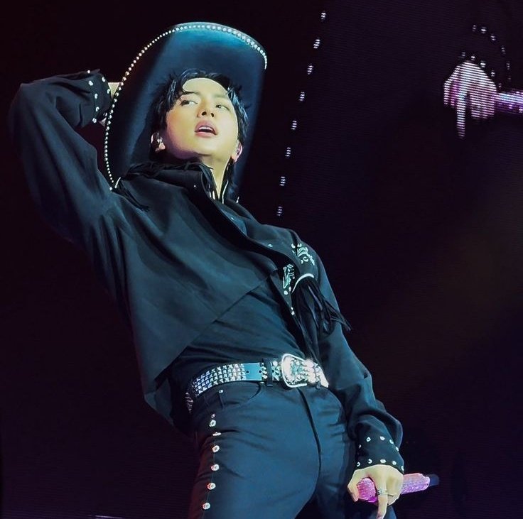 val ᯓ★ tweet media