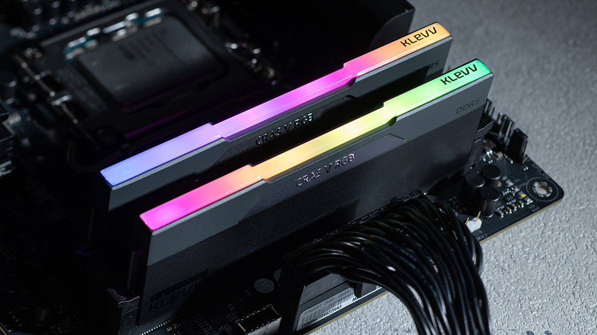 watch_akiba's tweet image. 今時のメモリはパフォーマンスもルックスもおもしろい！最新オーバークロックメモリ、ESSENCORE「KLEVV CRAS V RGB… akiba-pc.watch.impress.co.jp/docs/topic/spe… #Sponsored #自作PC #KLEVV