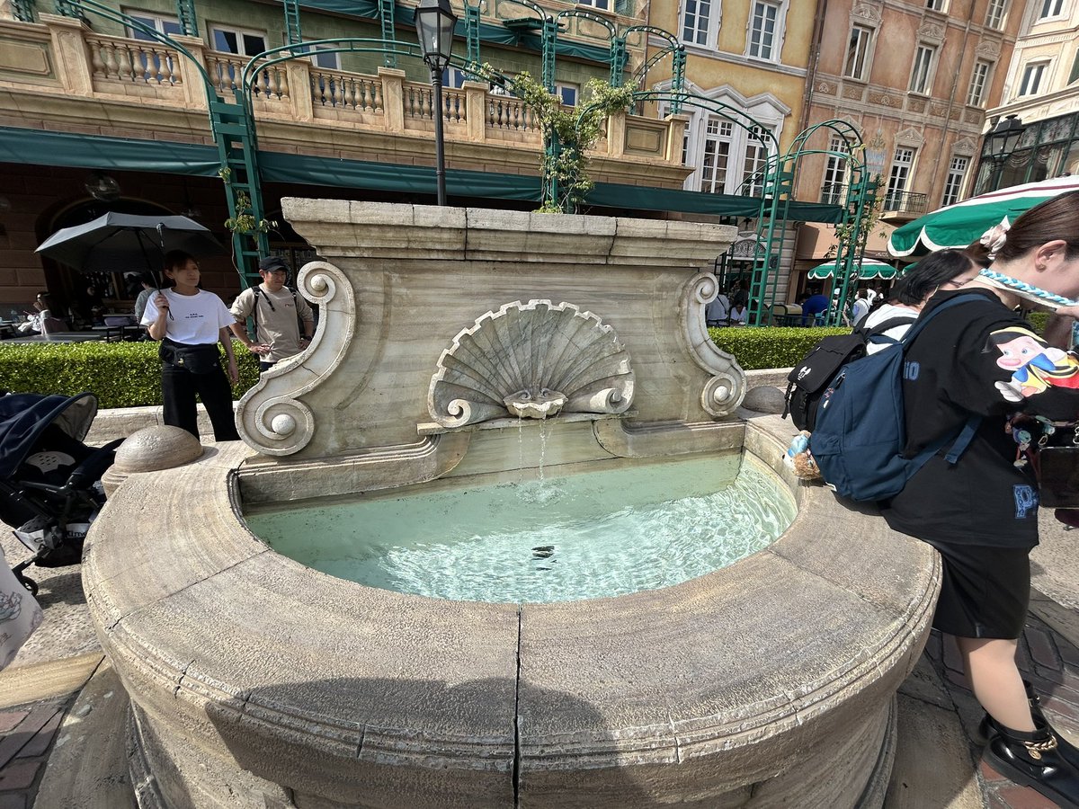 disney____'s tweet photo. @jjks73 ここの前にいました🙇‍♀️
どちらかに向かった方が
よろしいでしょうか？ https://t.co/J5ihpdM77w