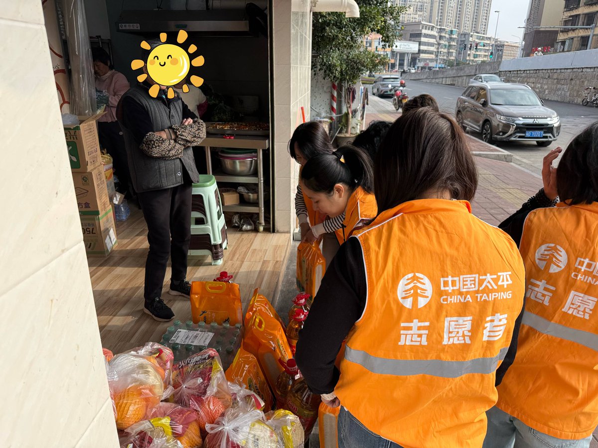 Je_Raquell's tweet image. Volunteered at the community food bank today! Packed 120 meal boxes for low-income families. Grateful to contribute to those in need—small acts, big smiles. #CommunityVolunteering #HelpingHands