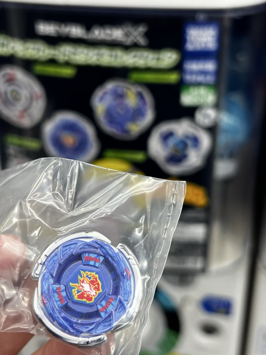 前々から欲しかったベイブレードのピンバッジのガチャガチャ見っけた