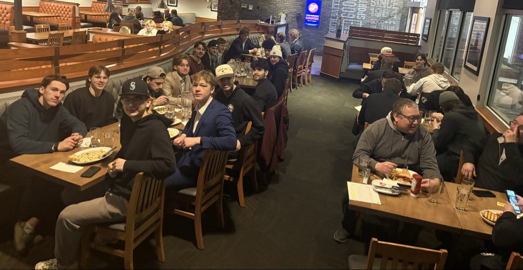 SJHLTerriers's tweet image. Thank You to the Henrikson Family for helping with tonight’s post game meal. 
Fuel up and we will see everyone Wednesday night for Game 7!

#yorktonterriers
#playoffs
#communitysupport
#SJHL