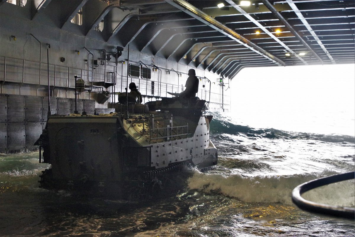 輸送艦との協同訓練④】 ＃水陸機動団 は、＃第1水陸機動連隊 を基幹