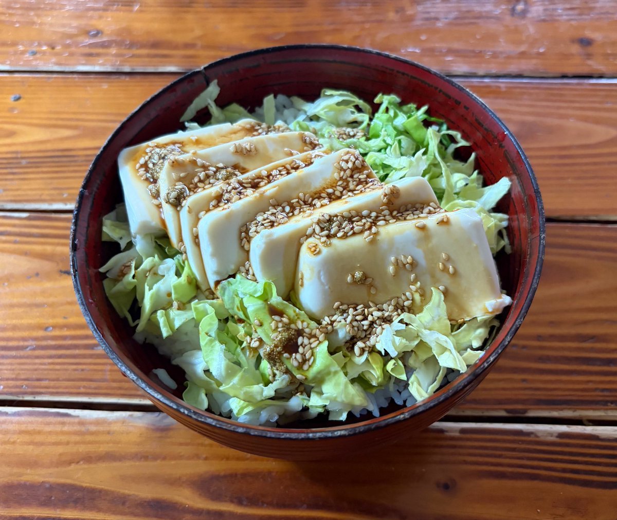 vegelovecat's tweet image. ミズさん昼散歩暑くてすぐバテて短め帰宅
涼しいベッドにいて欲しいから（あたしが横に居ないと立ち去ってしまう）キャベツだけ切らしてもらい豆腐丼 醤油昆布だしごま油米油ゴマ混ぜたタレで手抜きだがうまい
朝飯はかんいちさんにもらったマフィン うまうま
 #vegan #ヴィーガン #保護犬を家族に