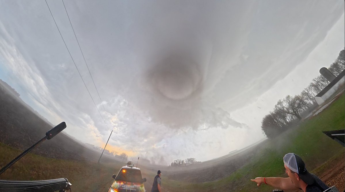 JordanHallWX's tweet image. Hey @BrandonCopicWx, we should probs move
#mnwx #tornado