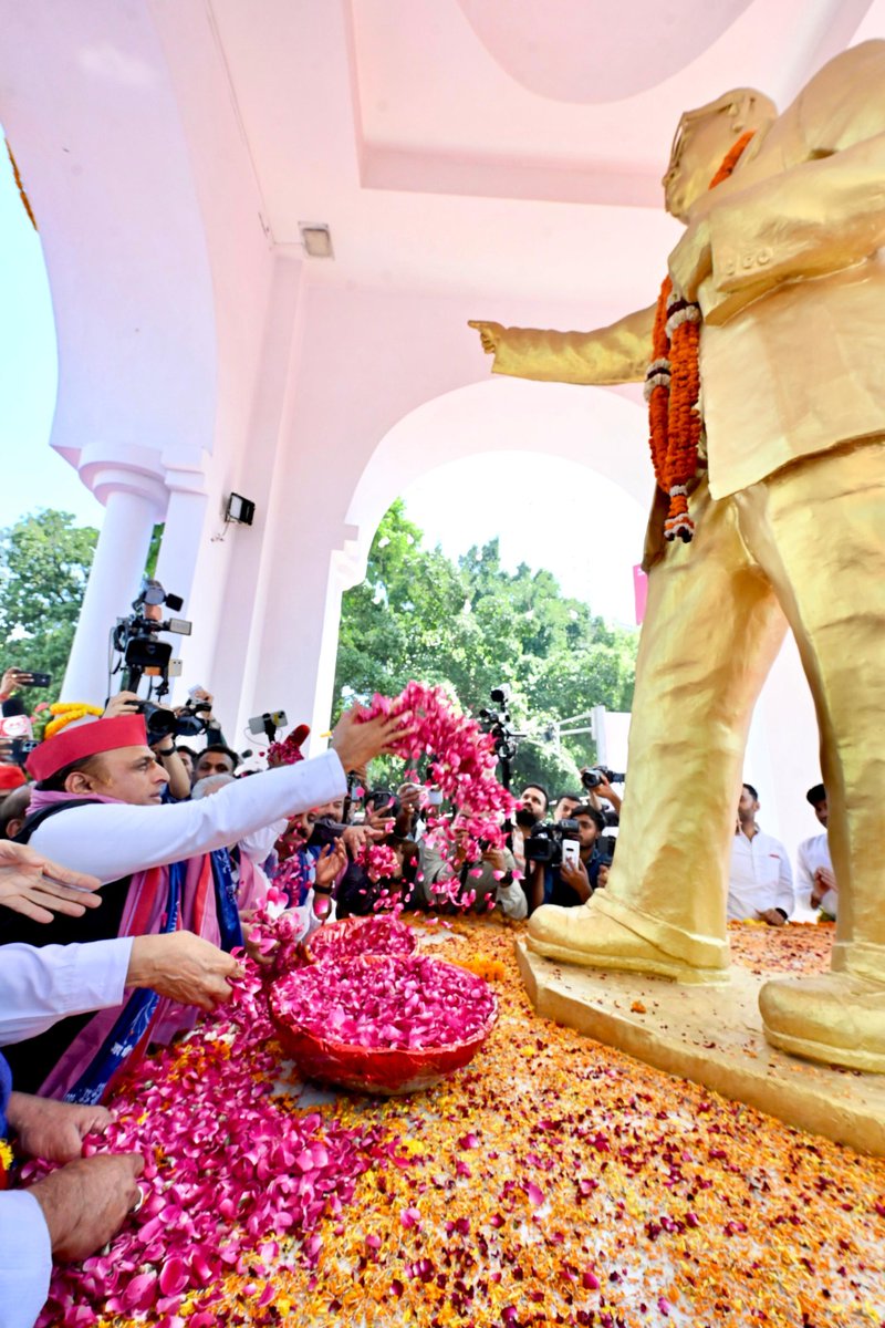 samajwadiparty's tweet photo. माननीय राष्ट्रीय अध्यक्ष श्री अखिलेश यादव जी ने परम् पूज्य बाबा साहब डॉ० भीमराव अम्बेडकर जी की जयंती के अवसर पर  हजरतगंज चौराहा, लखनऊ पहुंचकर उनकी प्रतिमा पर माल्यार्पण किया। https://t.co/HyX5SWnQhw
