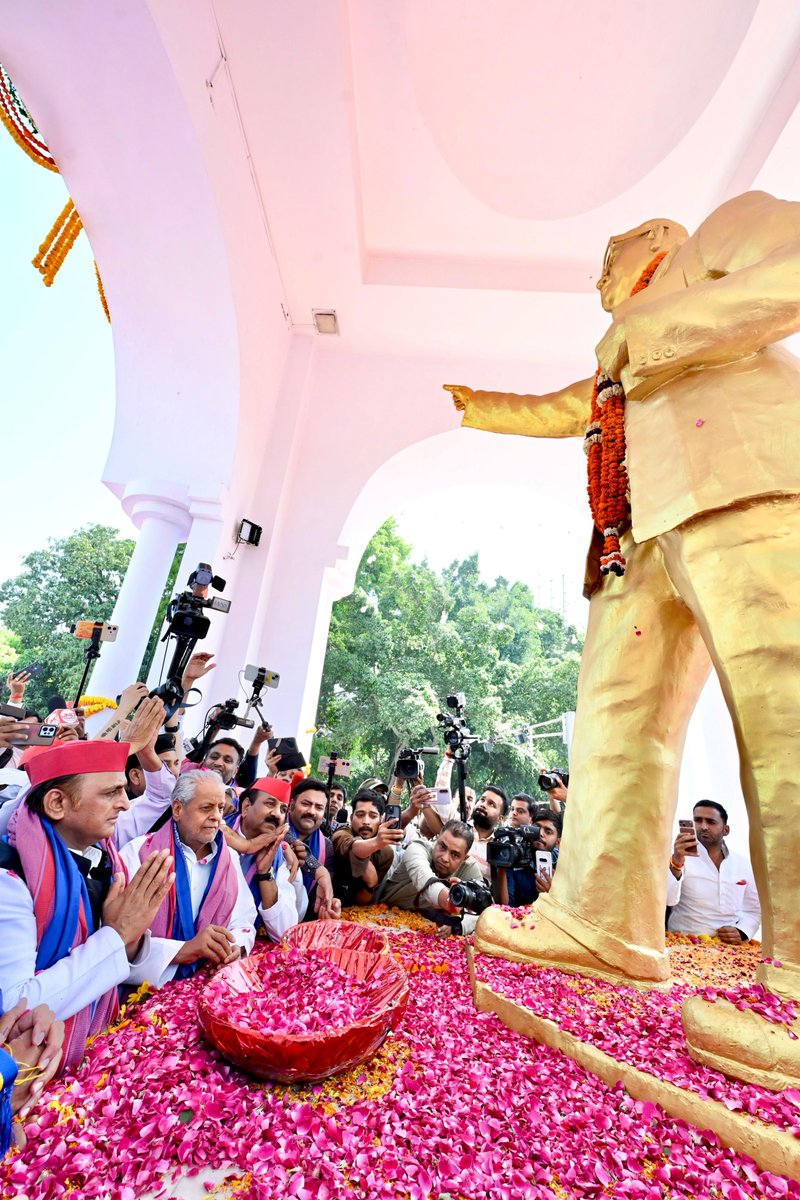 samajwadiparty's tweet photo. माननीय राष्ट्रीय अध्यक्ष श्री अखिलेश यादव जी ने परम् पूज्य बाबा साहब डॉ० भीमराव अम्बेडकर जी की जयंती के अवसर पर  हजरतगंज चौराहा, लखनऊ पहुंचकर उनकी प्रतिमा पर माल्यार्पण किया। https://t.co/HyX5SWnQhw