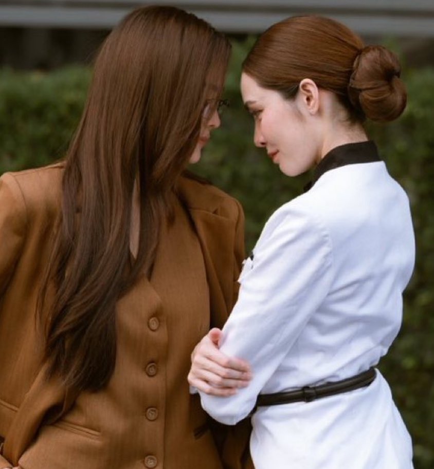 harry17feb's tweet image. ไม่ได้จ้องหน้า จ้องแต่ปากกันด้วยซ้ำ เป็นไรกันอะ😌แล้วพี่คนนั้นแอบยิ้มมุมปากแต่ผมบังอยู่อย่างงั้น

#นทีร้อยเล่ห์
#อิงล็อต #englot