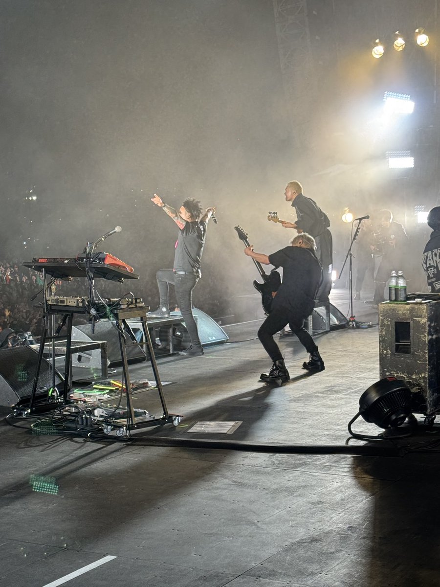 Providence_JPN's tweet photo. 先日開催されたDEAD POP FESTIVAL2026にて、大トリを務めたSiMのギタリスト SHOW-HATE氏の使用機材の一部をご紹介。各所にProvidenceケーブルをご使用いただいており、ツアーを通してトラブルのない安定したサウンドを支えています。
#DPF2026 #SiM #SHOHET https://t.co/rQCHKudnnS