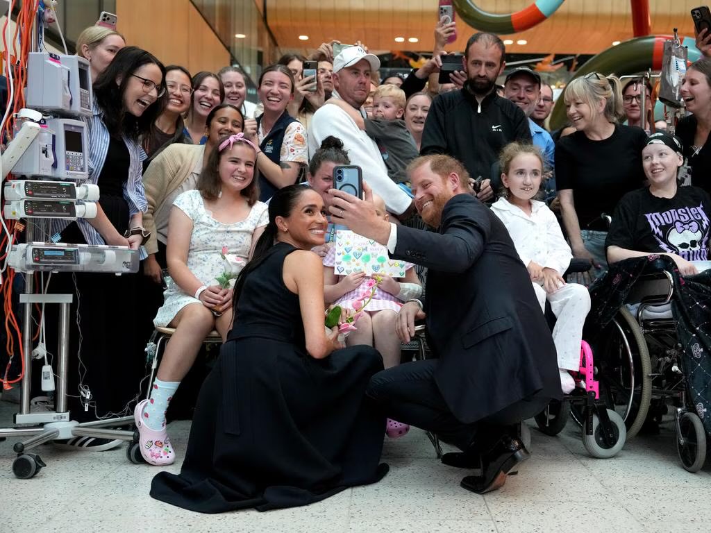 King0243_PJC's tweet photo. The rock star reception in Australia is the Palace’s ultimate nightmare come true! 😂 Despite the British media lapdogs and their bot fuelled hit pieces, the Sussexes have shown that true star power is natural, not manufactured. https://t.co/8dozVzRSg3