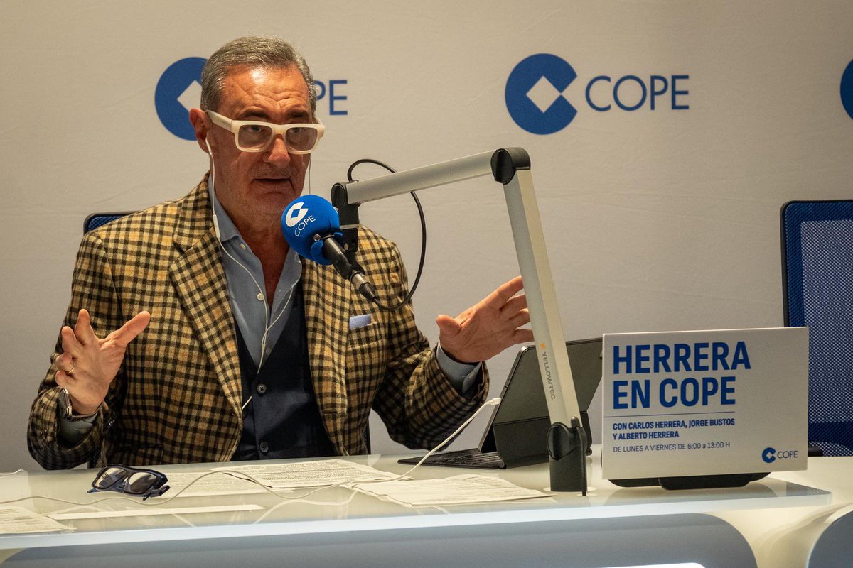 DipuHU's tweet image. Carlos Herrera ya está en el Muelle de las Carabelas donde ha sido recibido por el presidente de la Diputación de #Huelva @toscanodavid antes de ponerse delante del micrófono de @COPE