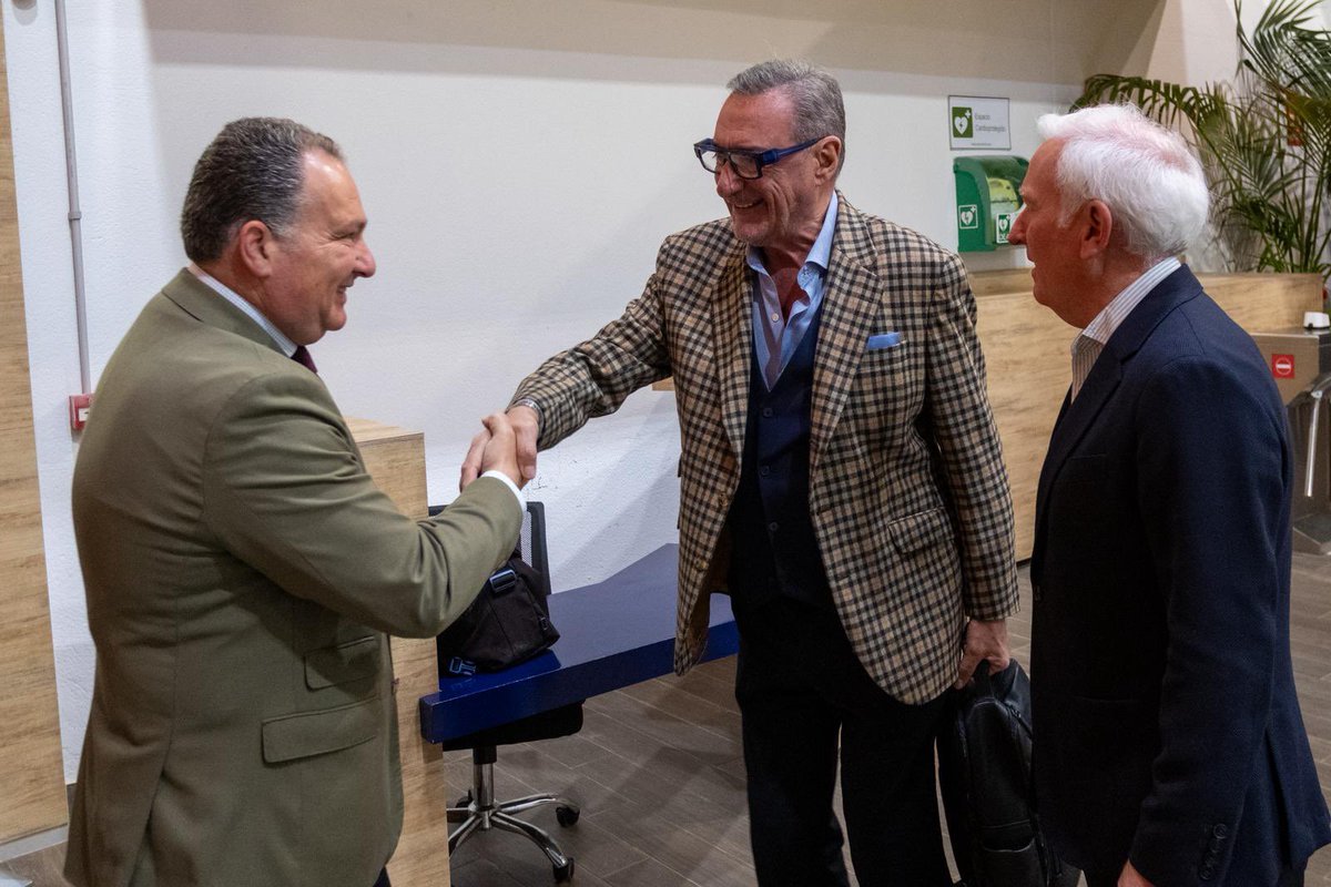 DipuHU's tweet image. Carlos Herrera ya está en el Muelle de las Carabelas donde ha sido recibido por el presidente de la Diputación de #Huelva @toscanodavid antes de ponerse delante del micrófono de @COPE