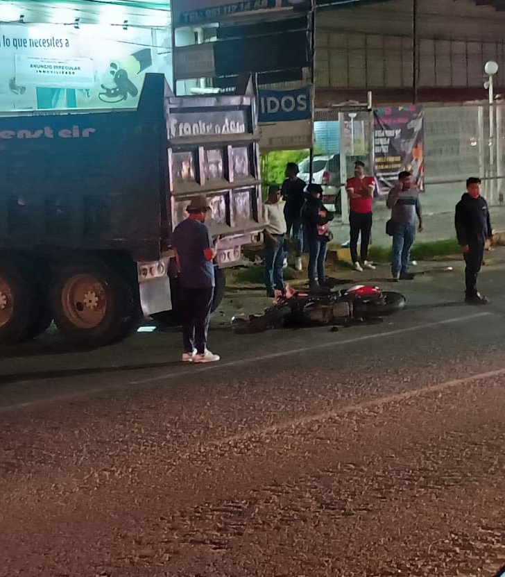 ELPINERO's tweet image. #FOTOREPORTE 📸 |#Oaxaca: Accidente de motociclista

➡️ Se registró un accidente sobre la carretera Cristóbal Colón, a la altura de Pitico Brenamiel, donde un motociclista se vio involucrado junto con un volteo.

➡️ Testigos en la zona reportaron la movilización de cuerpos de