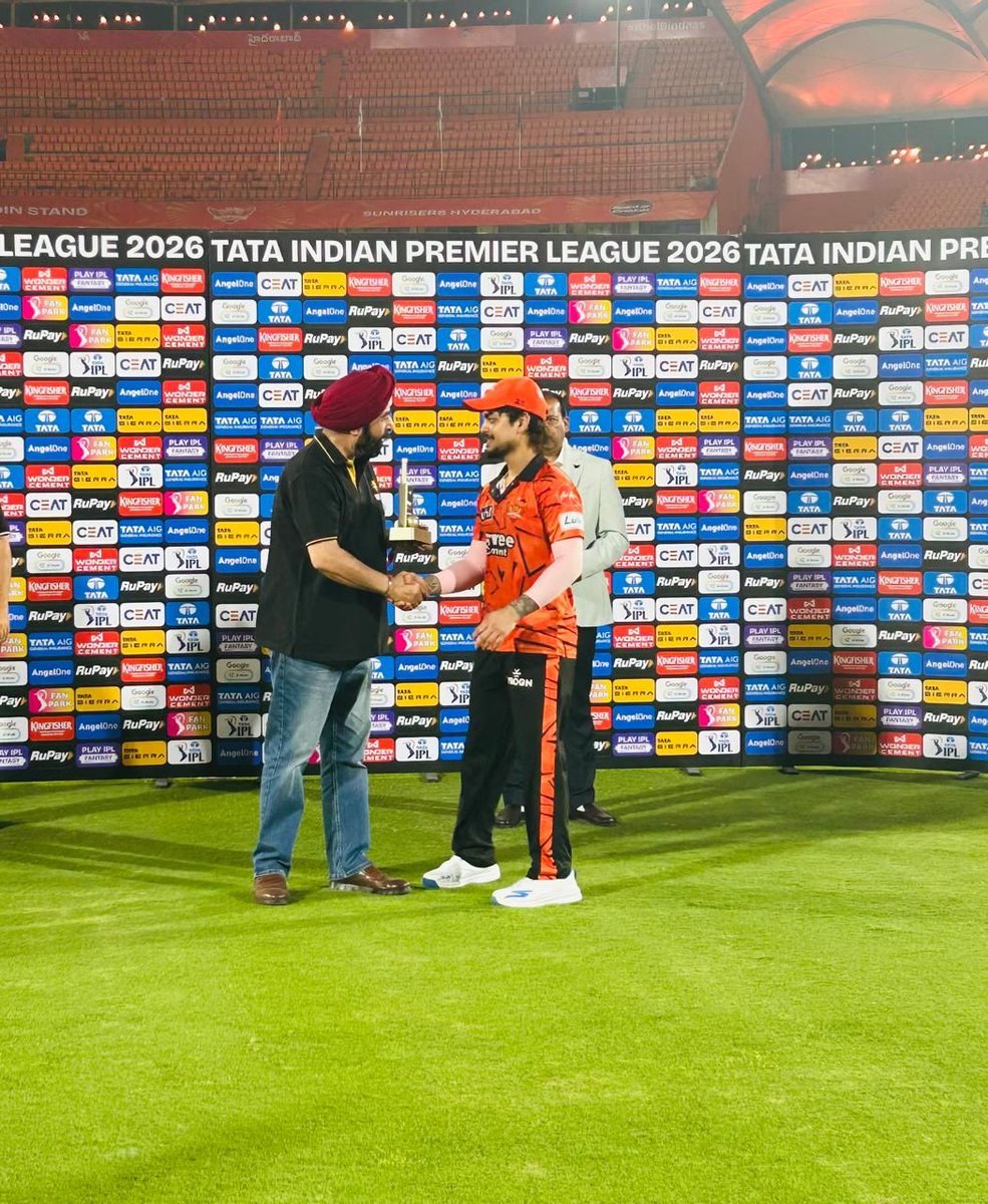 UnitySFBank's tweet image. Our MD &amp;amp; CEO Inderjit Camotra presenting an award at the IPL match yesterday!
#ipl #unitysfb #unitybank