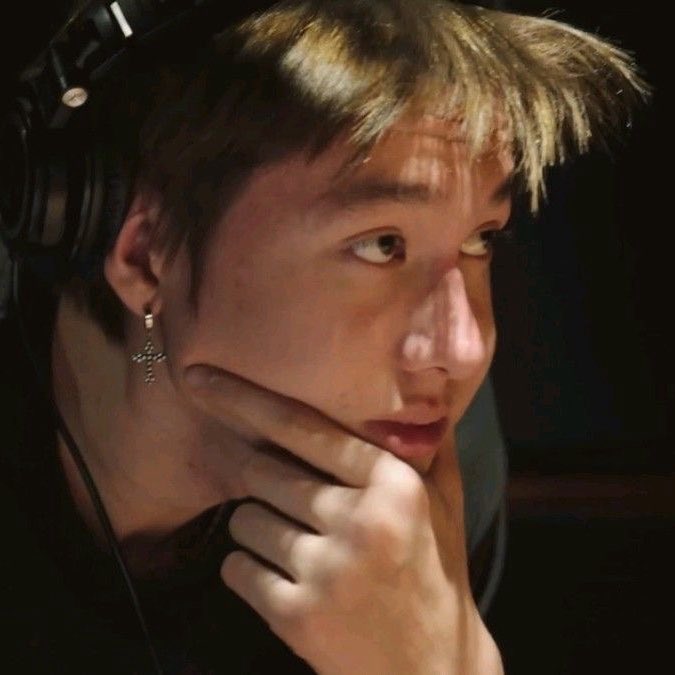 cortisrecords's tweet photo. our lips turn blue when we don’t get enough oxygen in our blood. so what if blue lips is about martin’s trainee days and the intense pressure that fell on him to the point he couldn’t breath, that he choked under it till his lips turned blue ? https://t.co/98zHup2n4G
