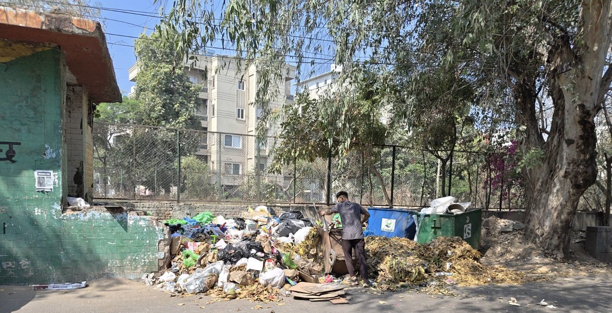 Mixed waste piling up while compostable waste is dumped or incinerated. Instead of building solutions, existing composting sites are being shut due to influence, just as in #DefenceColony. 
Public health is paying the price unfortunately! <a href="/LtGovDelhi/">LG Delhi</a> <a href="/mssirsa/">Manjinder Singh Sirsa</a>
