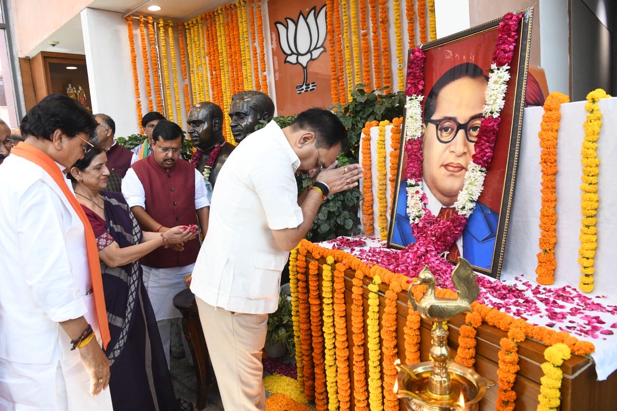 आज आदरणीय राष्ट्रीय अध्यक्ष श्री <a href="/NitinNabin/">Nitin Nabin</a> जी ने संविधान शिल्पी ‘भारत रत्न’ डॉ. भीमराव अंबेडकर जी की जयंती के अवसर पर राष्ट्रीय कार्यालय में आयोजित कार्यक्रम में पुष्पांजलि अर्पित की।

बाबा साहेब का संघर्षमय जीवन आज भी कर्तव्य, समर्पण और राष्ट्रसेवा के पथ को आलोकित करता है।