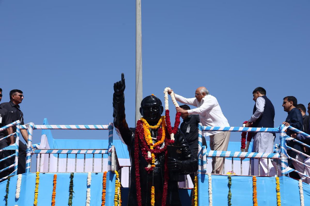 Bhupendrapbjp's tweet photo. વિધાનસભાની સામે પ્રેરણાભૂમિ ખાતે ડૉ. બાબાસાહેબની પ્રતિમાને પુષ્પાંજલિ અર્પણ કરી. 

સમરસ સમાજના નિર્માણ માટેના તેમના વિચારો, અને મજબૂત લોકતંત્રની રચના માટેનું ચિંતન આપણા સૌ માટે દિશાદર્શક છે.  

સમરસ અને સોહાર્દપૂર્ણ સમાજના નિર્માણ દ્વારા તથા વિકસિત ભારતના નિર્માણ માટે સંકલ્પબદ્ધ થવાનો આ અવસર છે.