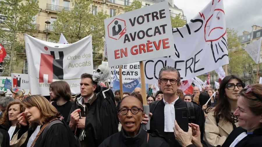 la1ere's tweet photo. Grève des avocats : pourquoi la situation de la justice en Outre-mer aggrave la colère des professionnels ?

➡️"En Outre-mer, les inégalités devant la justice sont clientes..."

📲💻https://t.co/qDmKIarpD5 https://t.co/7eGuASbD30