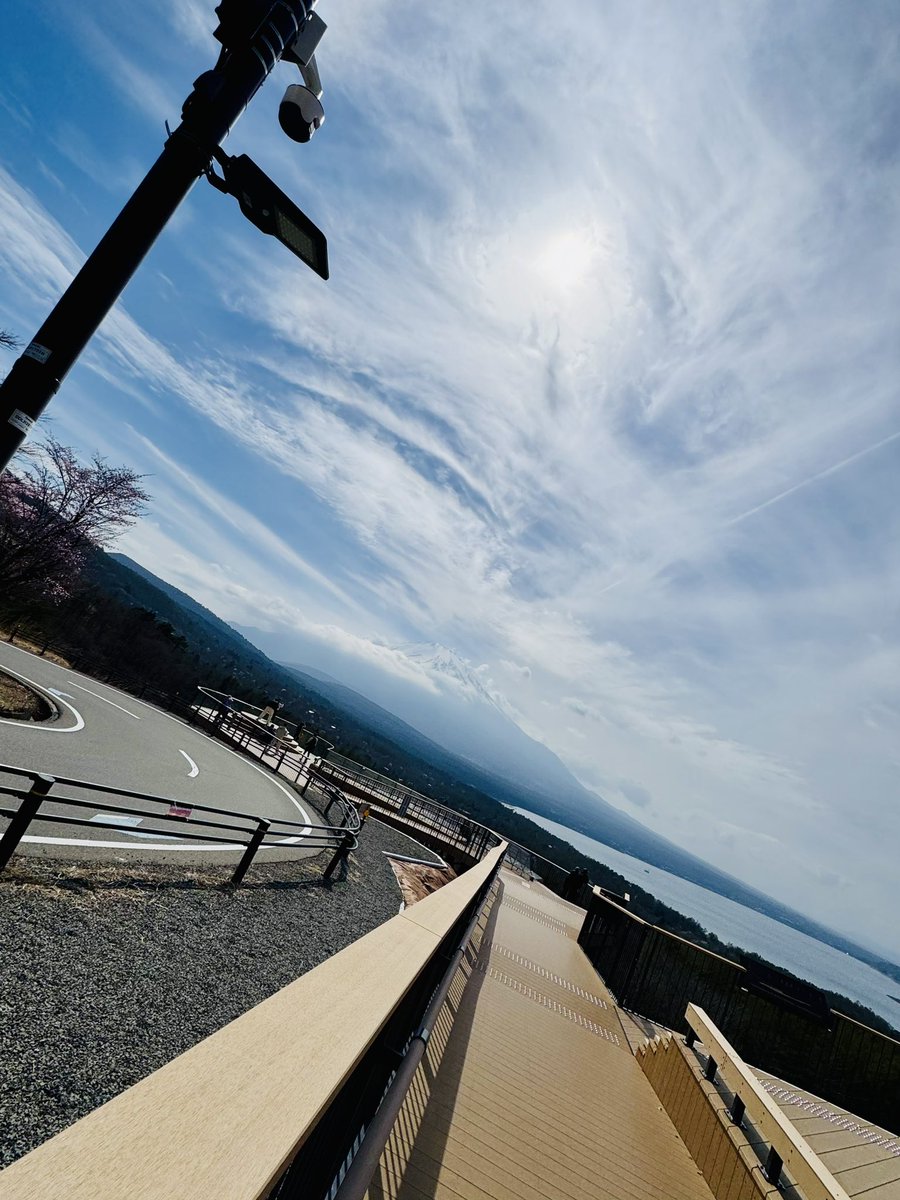 hitocompany's tweet photo. 最終目的地到着🏍️💨✨

ウッドデッキが完成してからは初✨

こりゃ快適だわ💦
寝ちゃうよ🤣✋🏻

ちょいとゆっくりしたら帰ろ😪

#山中湖
#パノラマ台 https://t.co/f3wcxx7aeV