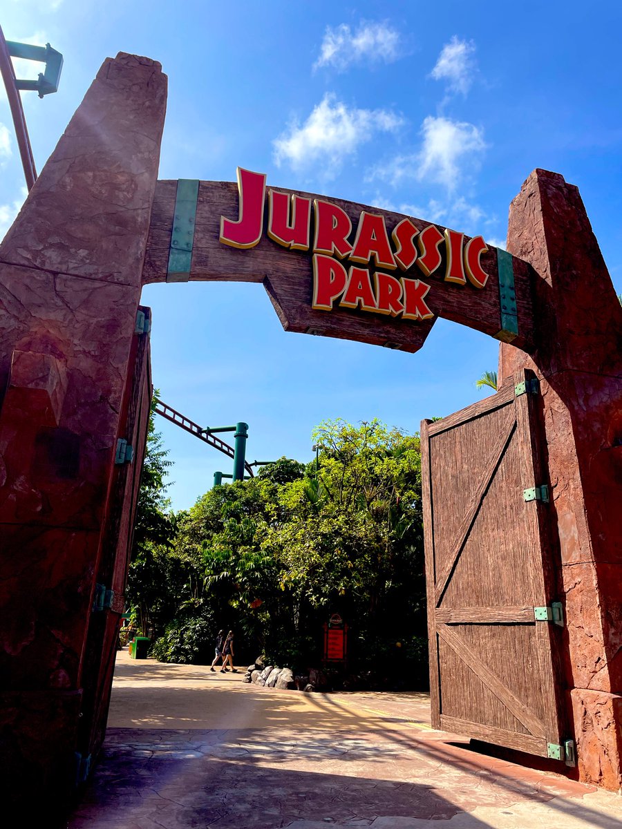 TaraTeacher1's tweet image. Taken myself to @UniversalSGP - it’s great being a big kid with a job to pay for things 😂 #universalstudios #themepark #singapore