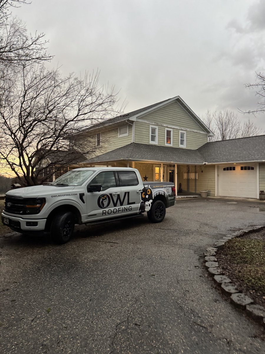 EXTREME WEATHER ALERT: Faribault MN just got hit by 2-3 inch hail, grab a piece and freeze it to document possible roof damage. 

Check out these MN Licensed &amp; Insured Roofing Contractors that specialize in storm damage:
owlroofing.com/blog/best-roof…