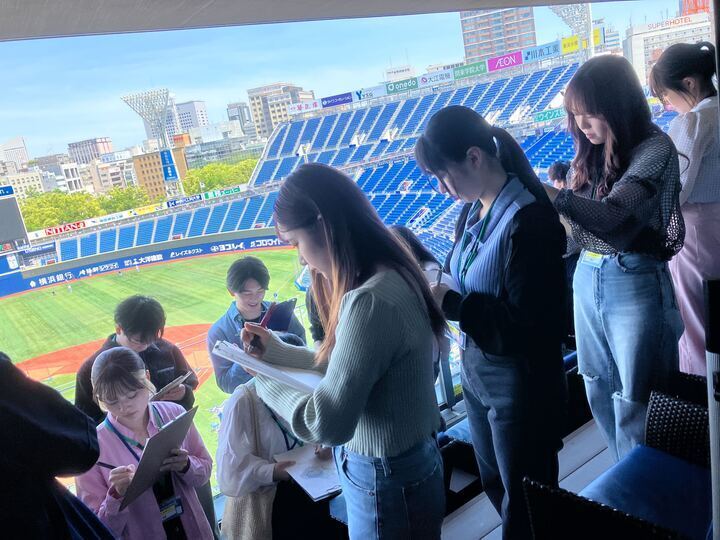 ydb_yokohama's tweet image. 【高校生対象ビジネススクール📝】
今年も高校生向けのビジネススクールを開催！🏫

スポーツビジネスの基本を学びながら、好きなことを仕事にすることや、キャリアの切り開き方を学べます！💫

📝ベイスターズのスタッフと直接交流ができる
📝同じ目標を持つ仲間と出会える