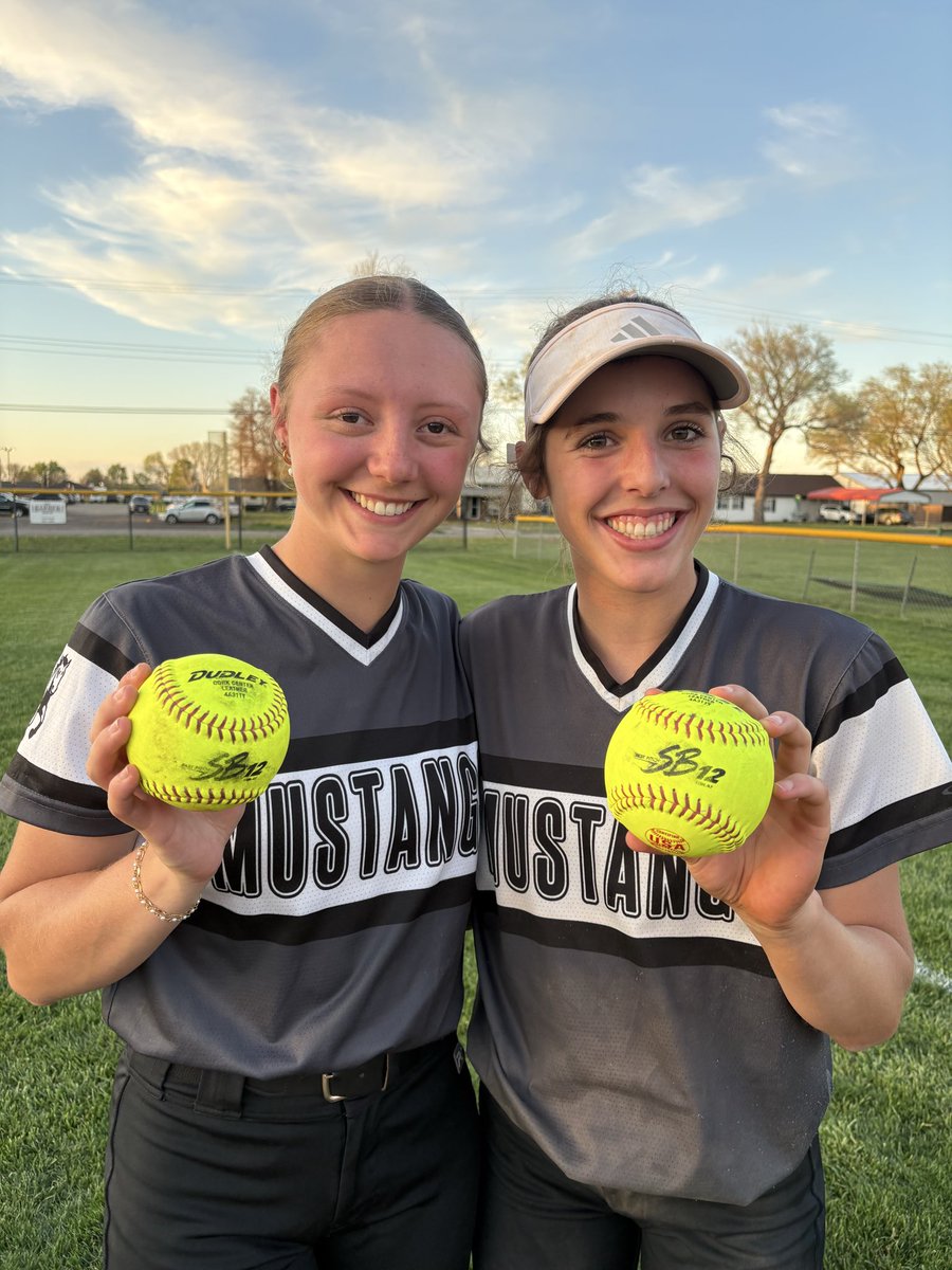 Mustang_SB's tweet photo. Road wins to start the week 10-1, 21-0
2 -2nd game 💣💣 lead off from H Lies  &amp; a 2-run shot from @acelynrose 22 hits on the night, lots of positive contributions. Pitchers throwing well. Chapman at home tomorrow. #work
#team30🥎🤍🖤🐘 https://t.co/ddQtca5x4L