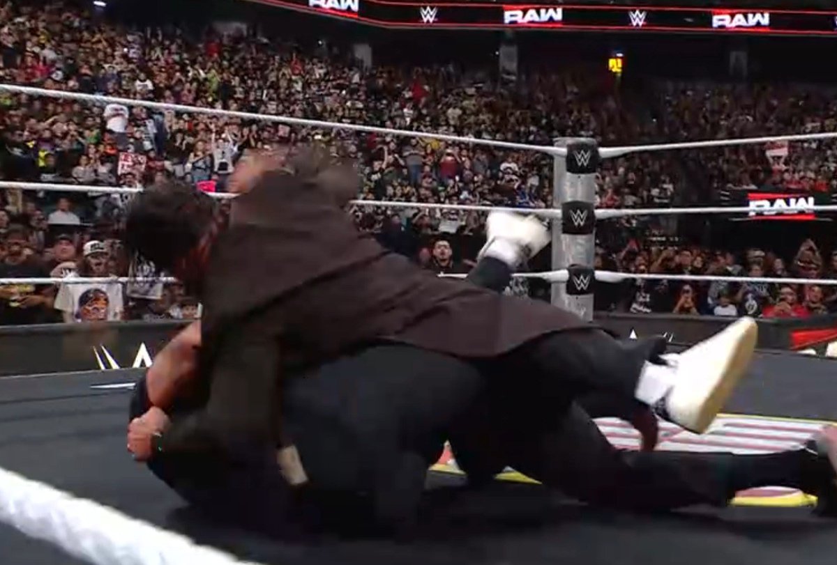 ITRWrestling_'s tweet image. MAJOR FIGHT BREAKS OUT ON RAW!!!!!

Full story: itr.news/LqxIKC
#WWE #Raw