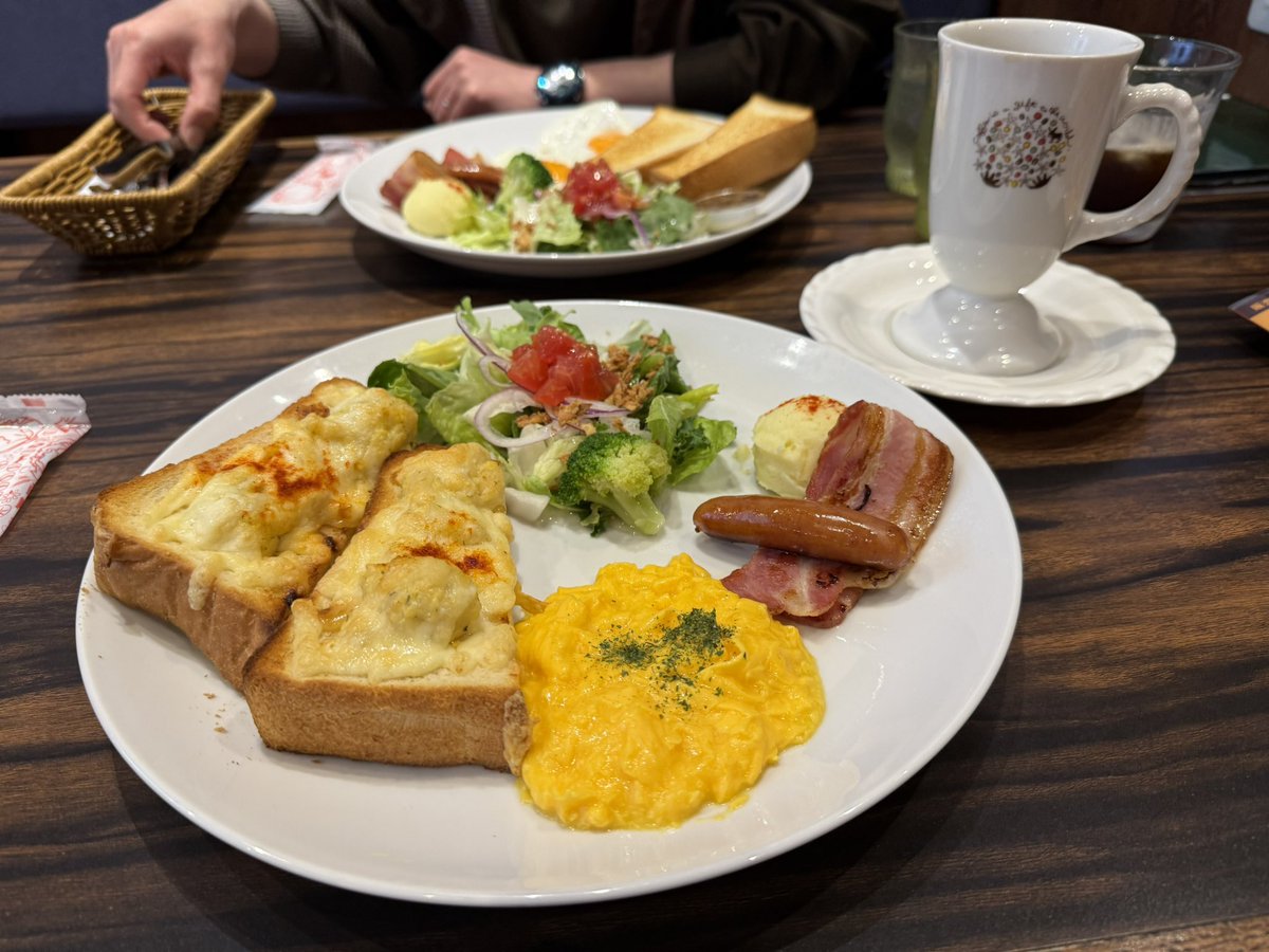 mitsuki0427's tweet photo. 慣らし保育送りからのびっくりドンキーモーニング
コーヒーおかわり自由とは嬉しい☺️
娘よ今日はお給食食べてきてくれるかなぁ？ https://t.co/yTf5XKrURP