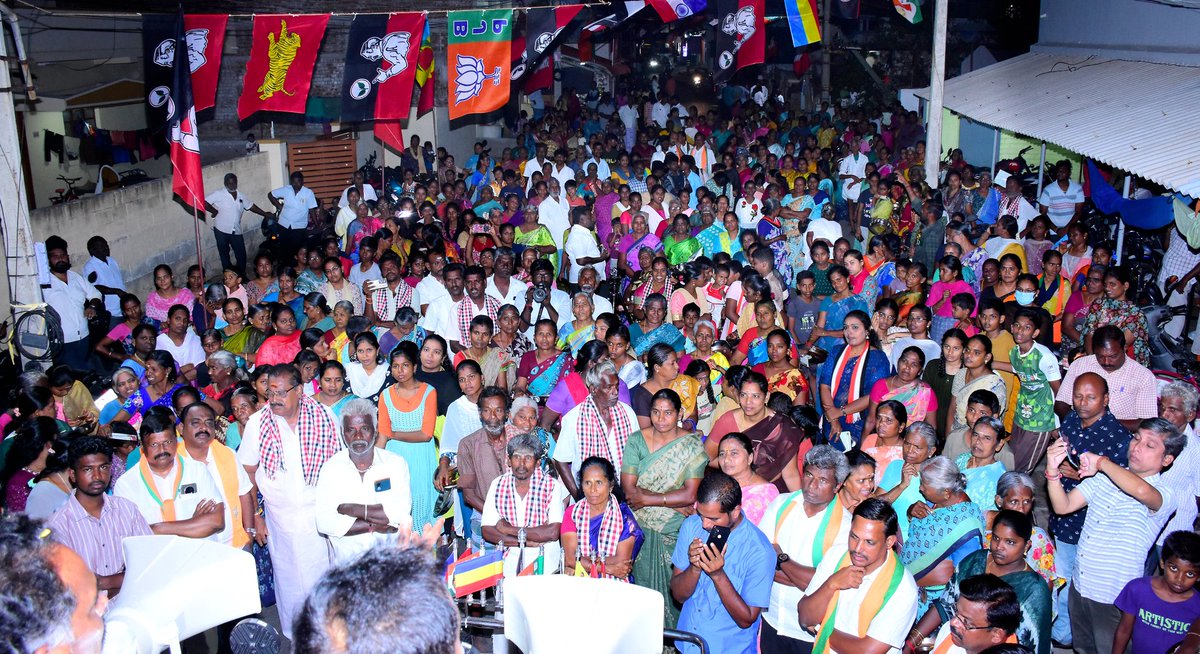 OfficeofminMRV's tweet photo. நம் கரூர் சட்டமன்றத் தொகுதிக்குட்பட்ட பகுதிகளில் கழகத்தின் சாதனைகளை விளக்கி,பொதுமக்களிடம் இரட்டை இலை சின்னத்திற்கு வாக்குகள் சேகரித்தேன்.

தாய்மார்களின் பாசமான வரவேற்பும்,பெரியோர்களின் ஆசியும்,இளைஞர்களின் எழுச்சியும் நம் வெற்றியை இப்போதே உறுதி செய்கிறது.
மாண்புமிகு திரு. @EPSTamilNadu அவர்கள் தலையிலான அரசில் நாம் கரூரை வளர்ச்சிப் பாதையில் கொண்டு செல்வோம்.
#கரூர்_நான்கும்_நமதே
#தமிழ்நாடும்_நமதே