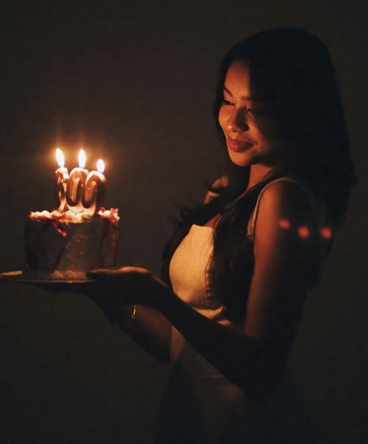 literarysquad's tweet photo. gostaríamos de desejar um feliz aniversário pra nossa amiga @reissemmily 🎂🎈que seu dia seja tão especial quanto você 💖✨ muita saúde, alegria e momentos lindos 🥳🌸 você merece todo o amor do mundo 💕 parabéns, linda! 🎉💐 https://t.co/QTVAtKD76F