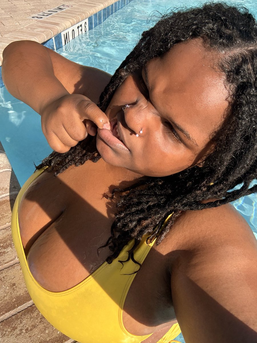 X0x0Pretty's tweet photo. pool day￼🫦 https://t.co/U4IVKzMYdE