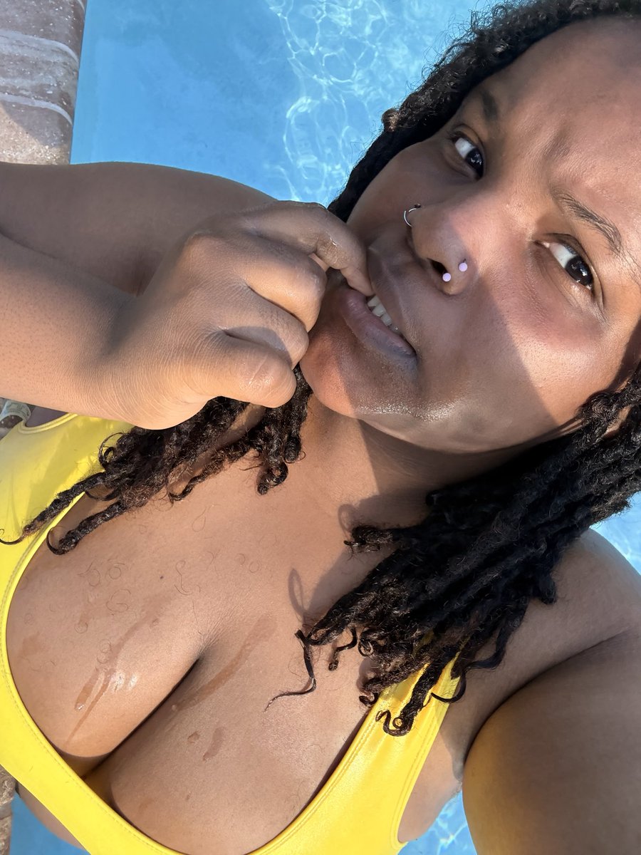 X0x0Pretty's tweet photo. pool day￼🫦 https://t.co/U4IVKzMYdE