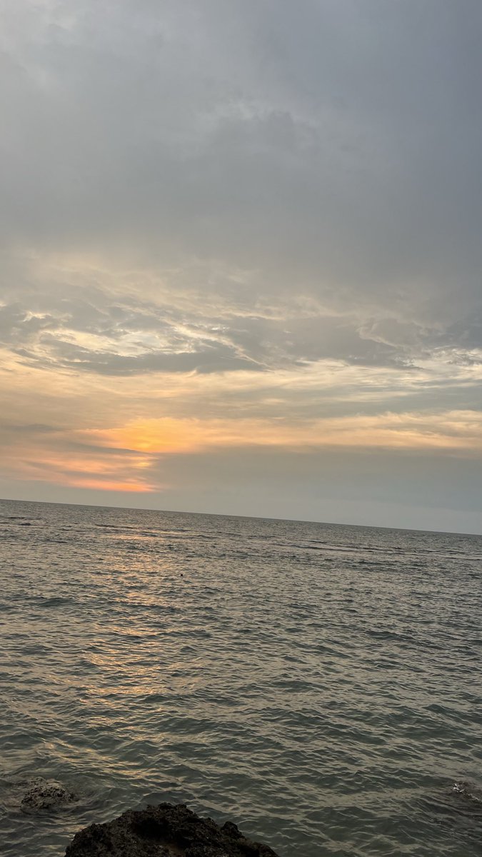Yasakalol's tweet photo. Di pantai, kamu belajar bahwa hari buruk pun akan berakhir dengan senja yang indah. Sabarlah, pagi baru selalu datang. https://t.co/eq1N9cGKqP