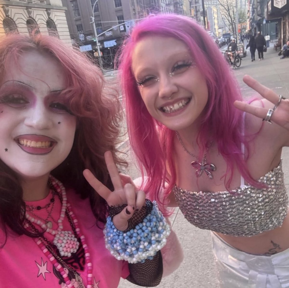 chloe updates 🦪 tweet media