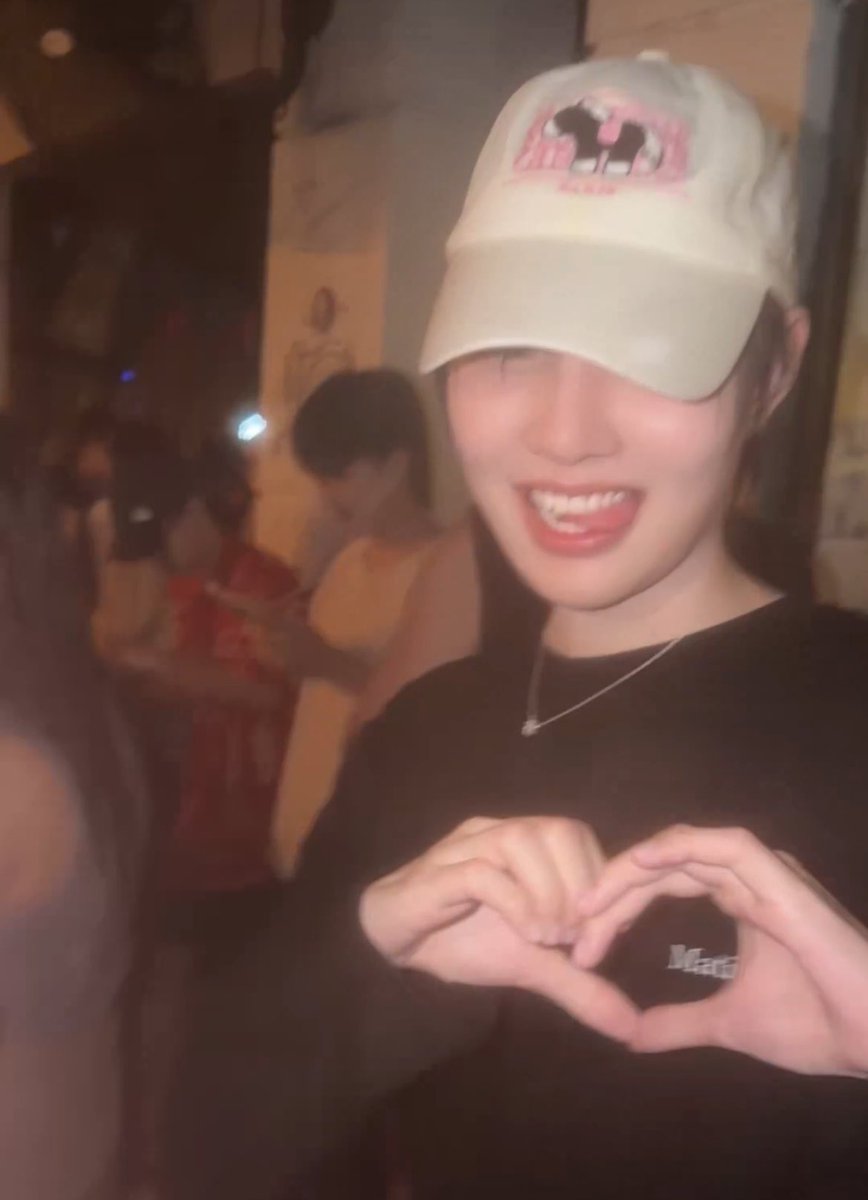 • พ.อ. • tweet media