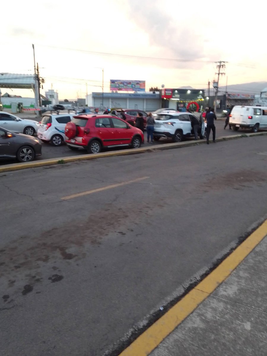 ChalcoSC's tweet photo. ‼️Al momento 🚨  
Choque en el Walmart de Chalco frente al carma con dirección a #Cuautzingo.
Circule con precaución. https://t.co/AEsicCVitD
