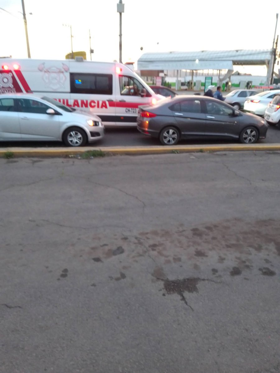 ChalcoSC's tweet photo. ‼️Al momento 🚨  
Choque en el Walmart de Chalco frente al carma con dirección a #Cuautzingo.
Circule con precaución. https://t.co/AEsicCVitD