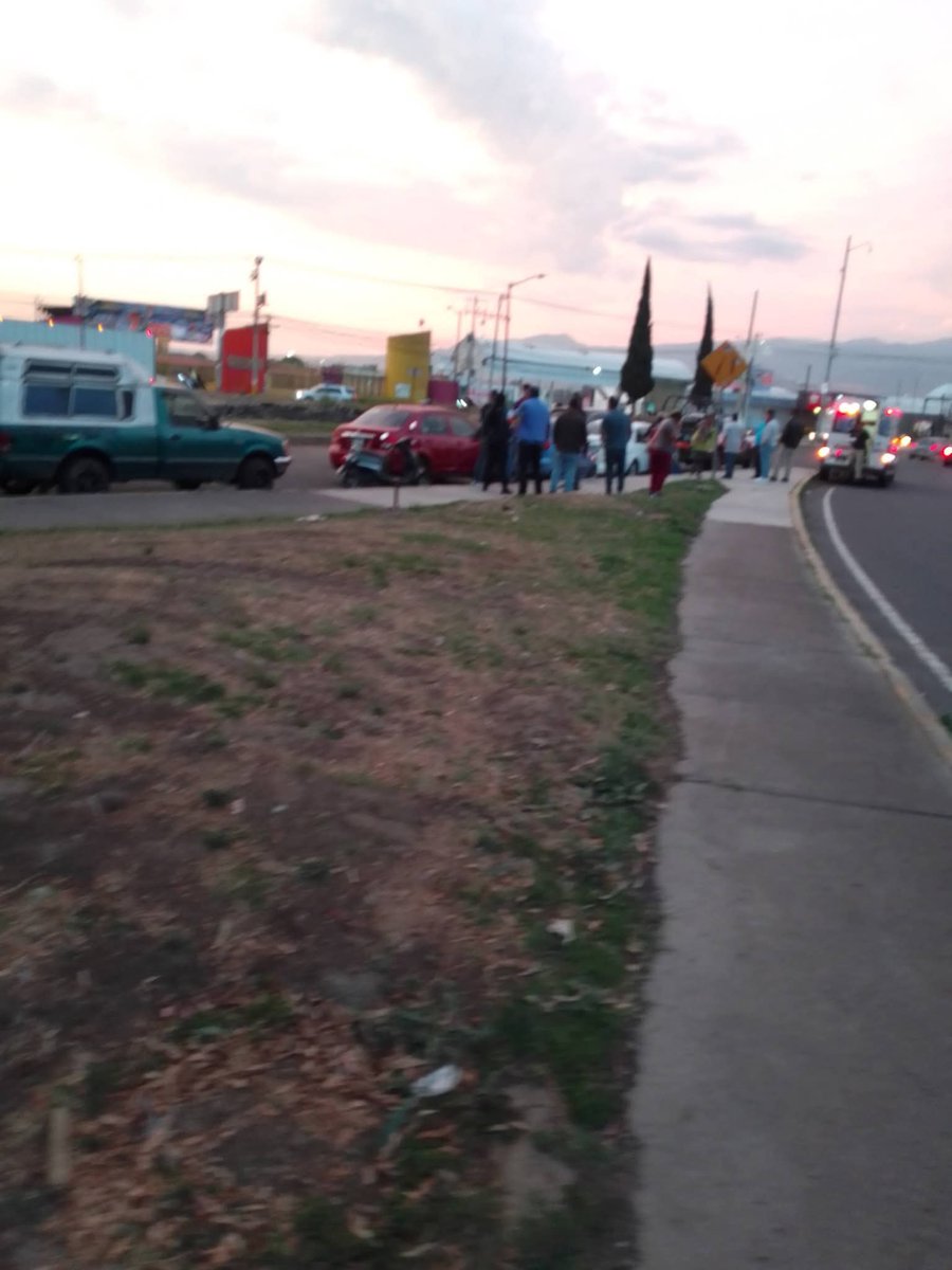 ChalcoSC's tweet photo. ‼️Al momento 🚨  
Choque en el Walmart de Chalco frente al carma con dirección a #Cuautzingo.
Circule con precaución. https://t.co/AEsicCVitD