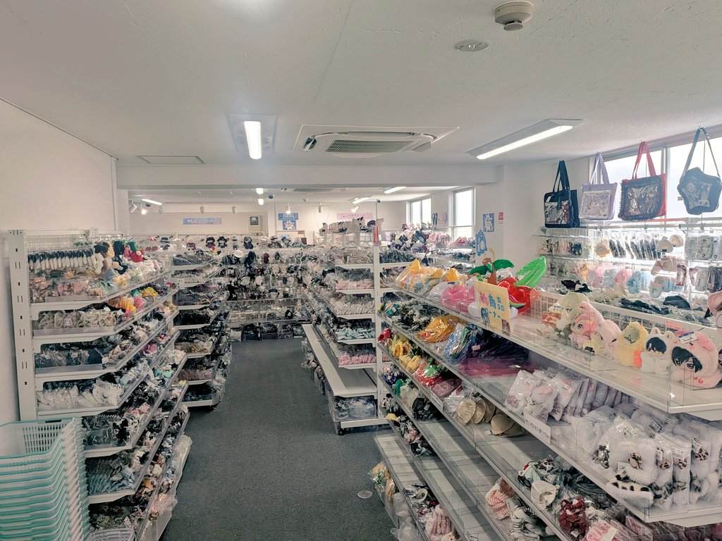 iseki_ikebukuro's tweet photo. 7階ぬい服・推し活グッズ館からのお知らせ
本日も11時〜20時まで元気に
営業いたします✨
ぬい服👕都内最大級の品揃え！
全商品試着可能！
新たに帽子・被り物コーナーが出来ました🧢
また20cm用高級コスプレ衣装コーナーもぞくぞく新商品入荷中です❣️

池袋にお越しの際は���ひ🤲🩵
皆さまとぬいちゃんのご来店をお待ちしております🎵

#推し活応援のお店 #推し活 #ぬい活 #推し活推進部 #ISEKI #ぬい服