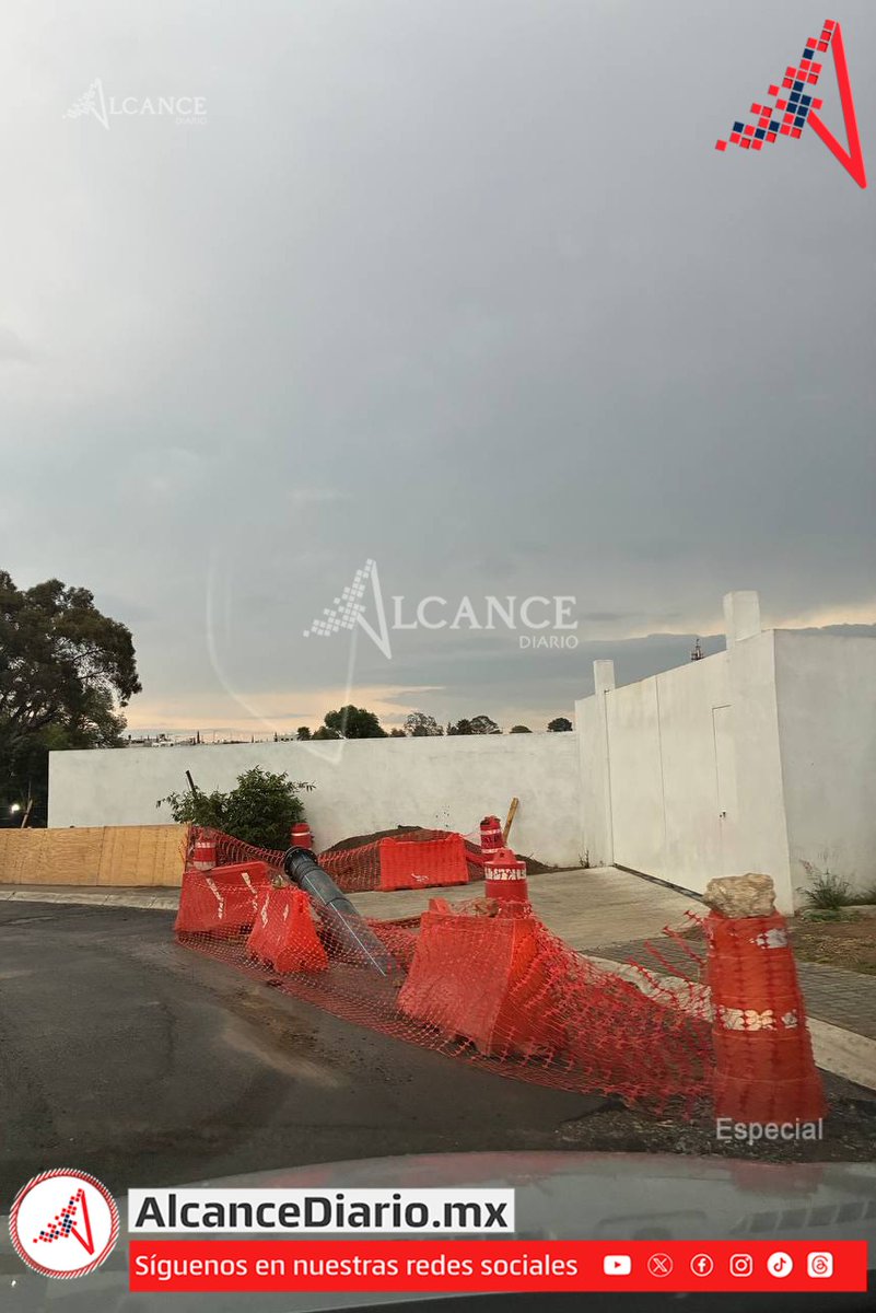 AlcanceDiario's tweet image. ¡Tómalo en cuenta!🚧 Continúan los cierres por #obra en la avenida de la Rivera a la altura del edificio #Amani en Lomas de #Angelópolis III🚧.📣 Toma previsiones, ya que una parte del #carril de entrada se encuentra #bloqueada.