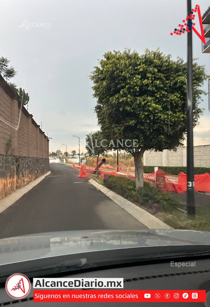 AlcanceDiario's tweet image. ¡Tómalo en cuenta!🚧 Continúan los cierres por #obra en la avenida de la Rivera a la altura del edificio #Amani en Lomas de #Angelópolis III🚧.📣 Toma previsiones, ya que una parte del #carril de entrada se encuentra #bloqueada.