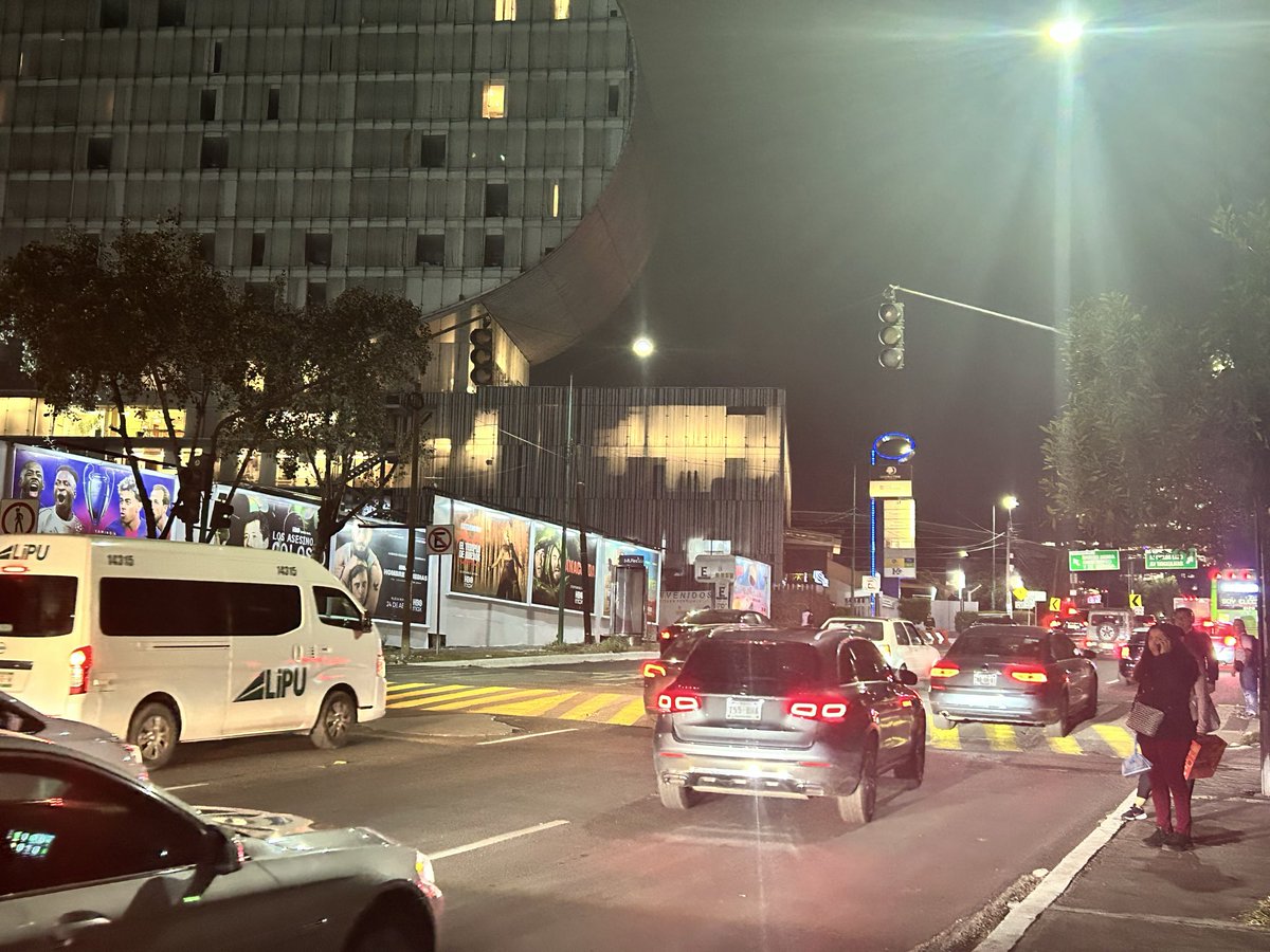 vikomora_'s tweet photo. De locos el cruce de Avenida Santa Fe a la altura de José cuervo y 3M no sirven semáforos y las personas que tenemos que cruzar lo hacemos con la bendición de Dios @C5_CDMX @GobCDMX  @LaSEMOVI https://t.co/SABMvrX8Gu