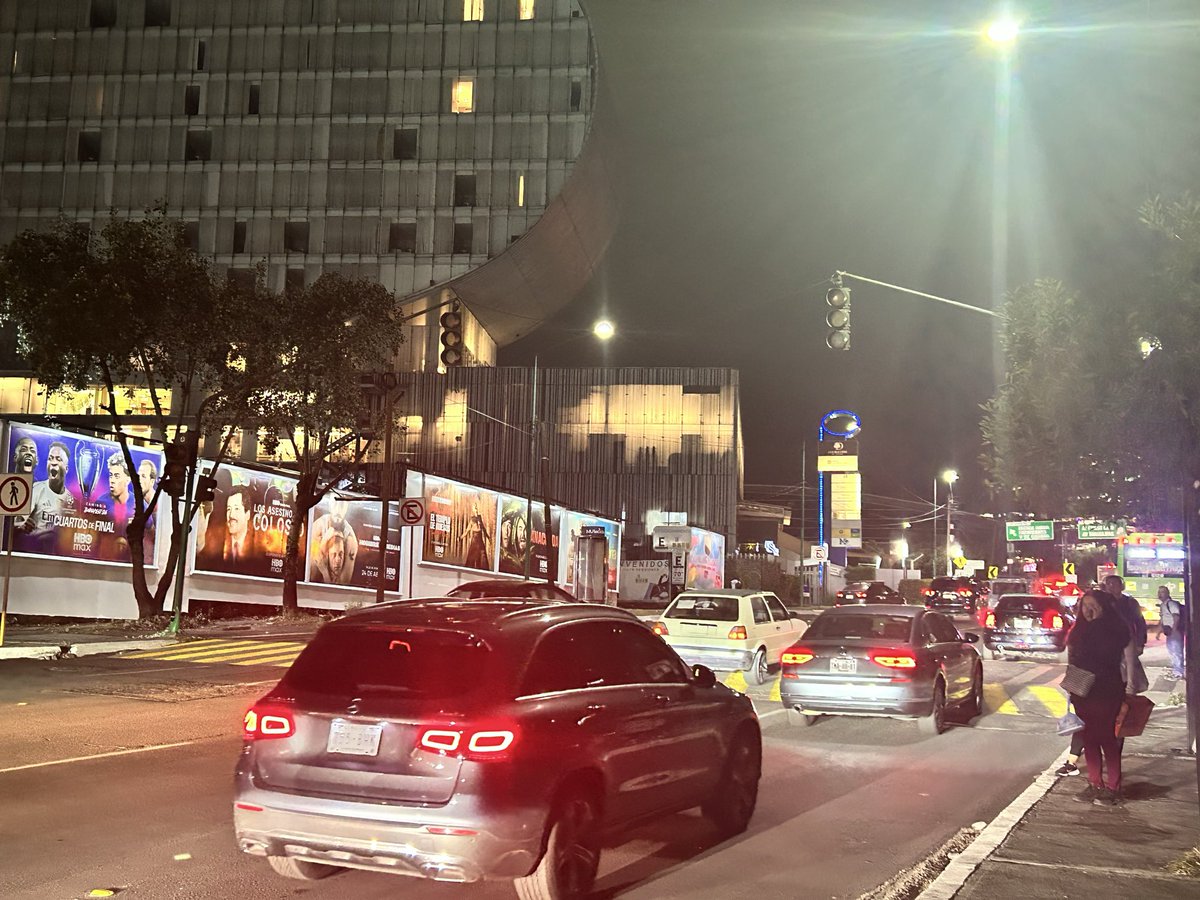 vikomora_'s tweet photo. De locos el cruce de Avenida Santa Fe a la altura de José cuervo y 3M no sirven semáforos y las personas que tenemos que cruzar lo hacemos con la bendición de Dios @C5_CDMX @GobCDMX  @LaSEMOVI https://t.co/SABMvrX8Gu