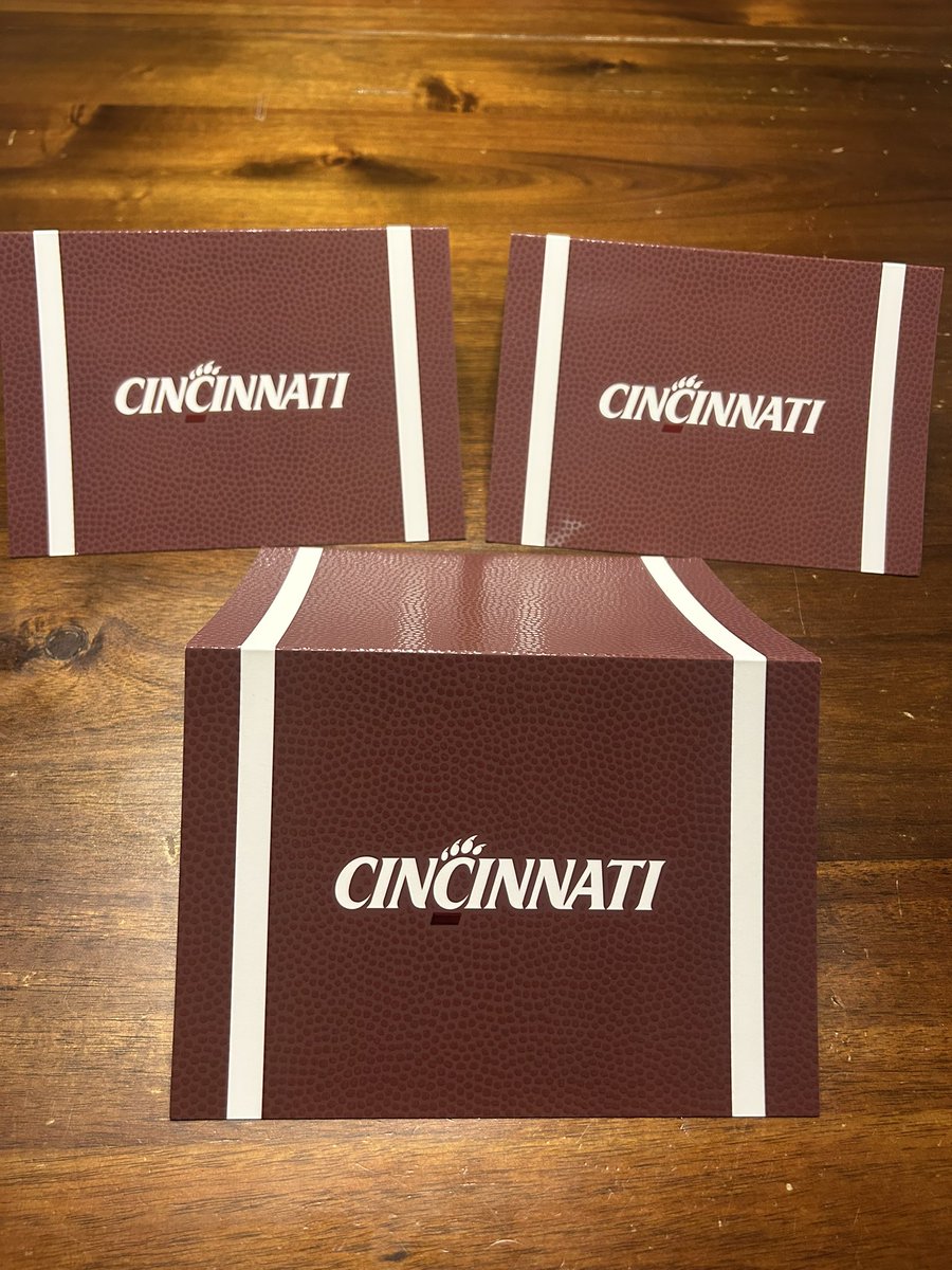 Wilkinson2028's tweet photo. Thank you @CoachVollono @CoachPaschall @drew_lanz and @GoBearcatsFB for the hand written mail!  @CoachSeibert43 @97RyanJones @D_Madden_Punter @KohlsKicking @kt_recruiting https://t.co/2kGFpM2WEa
