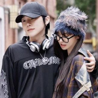 treewg's tweet image. 과즙세연 남친 케이 열애 인정하며 공개 키스한 이유
케이의 포항 본가는 식당, 수족관, 주차장이 따로 갖춰진 300평 규모로, 포항궁이라는 별명이 붙어 있다. 
본인도 람보르기니와 롤스로이스 레이스 블랙배지 등 3대의 슈퍼카 보유.
한 달 별풍선 수익만 수수료 제외 약 22억원 수준