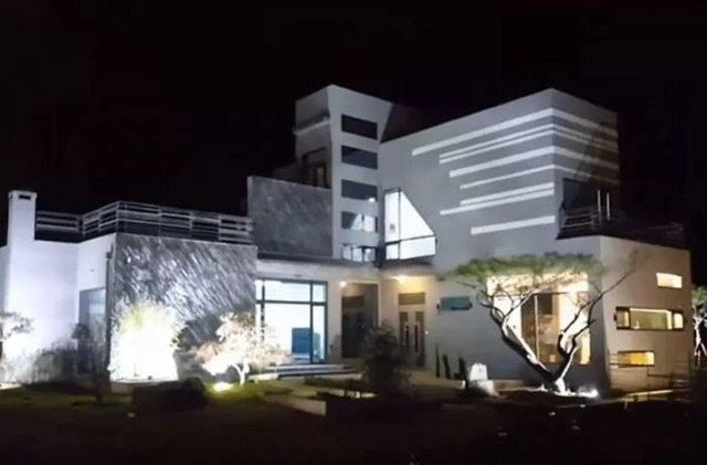 treewg's tweet image. 과즙세연 남친 케이 열애 인정하며 공개 키스한 이유
케이의 포항 본가는 식당, 수족관, 주차장이 따로 갖춰진 300평 규모로, 포항궁이라는 별명이 붙어 있다. 
본인도 람보르기니와 롤스로이스 레이스 블랙배지 등 3대의 슈퍼카 보유.
한 달 별풍선 수익만 수수료 제외 약 22억원 수준