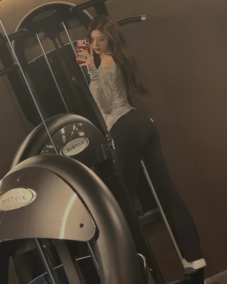 maimiui's tweet photo. i have these exact pants and they look so different on me 😭 https://t.co/TjwDozCed0